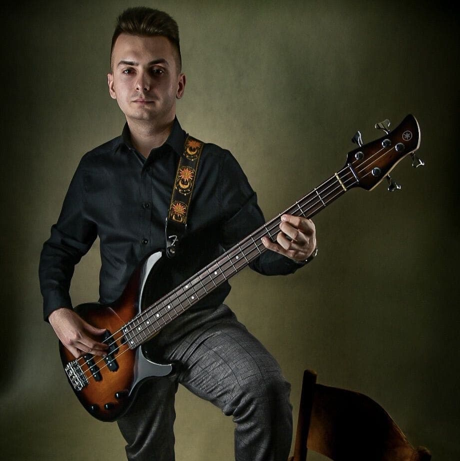 Adrián s gitarou